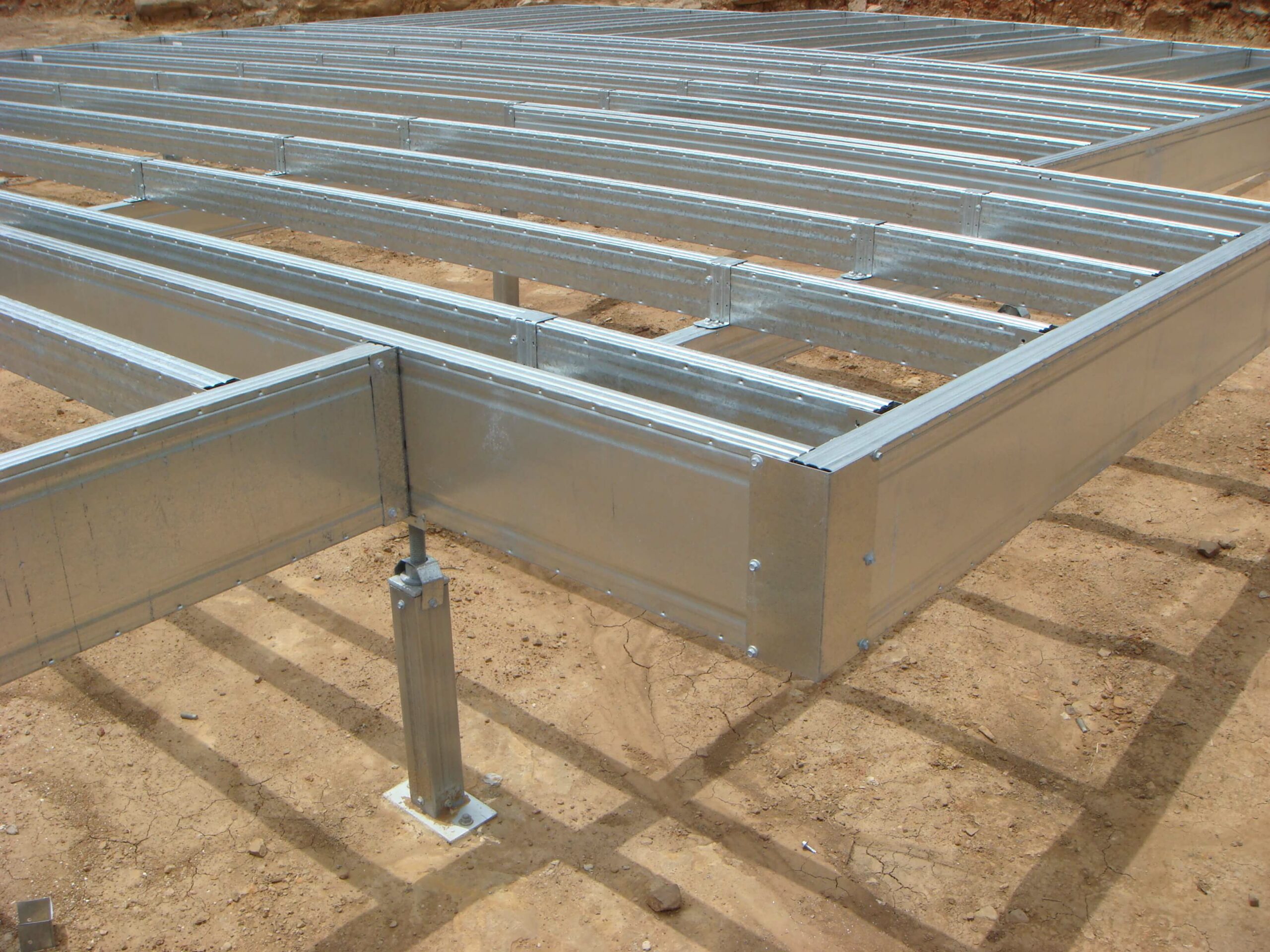 Boxspan floor frame with cantilever supported by Ezipier stumps