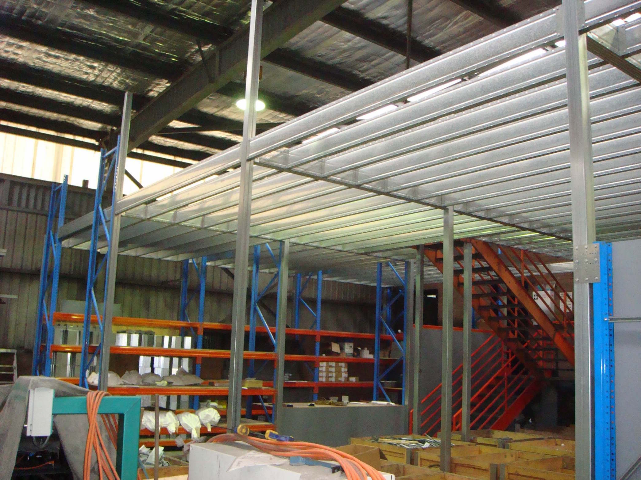 Boxspan mezzanine floor frame providing storage space in the Spantec factory