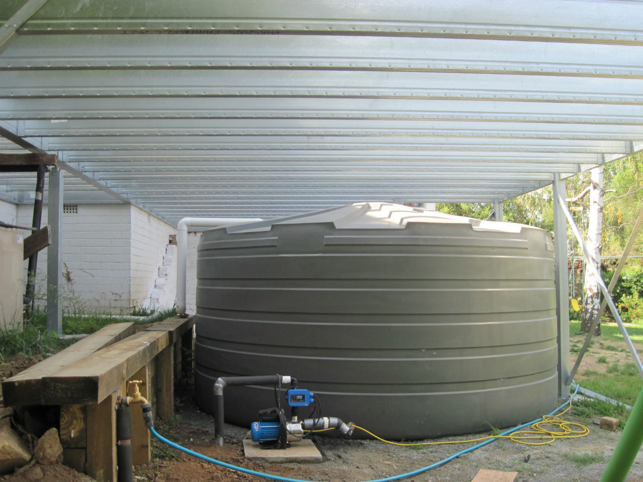 Boxspan deck frame spanning over a rainwater tank